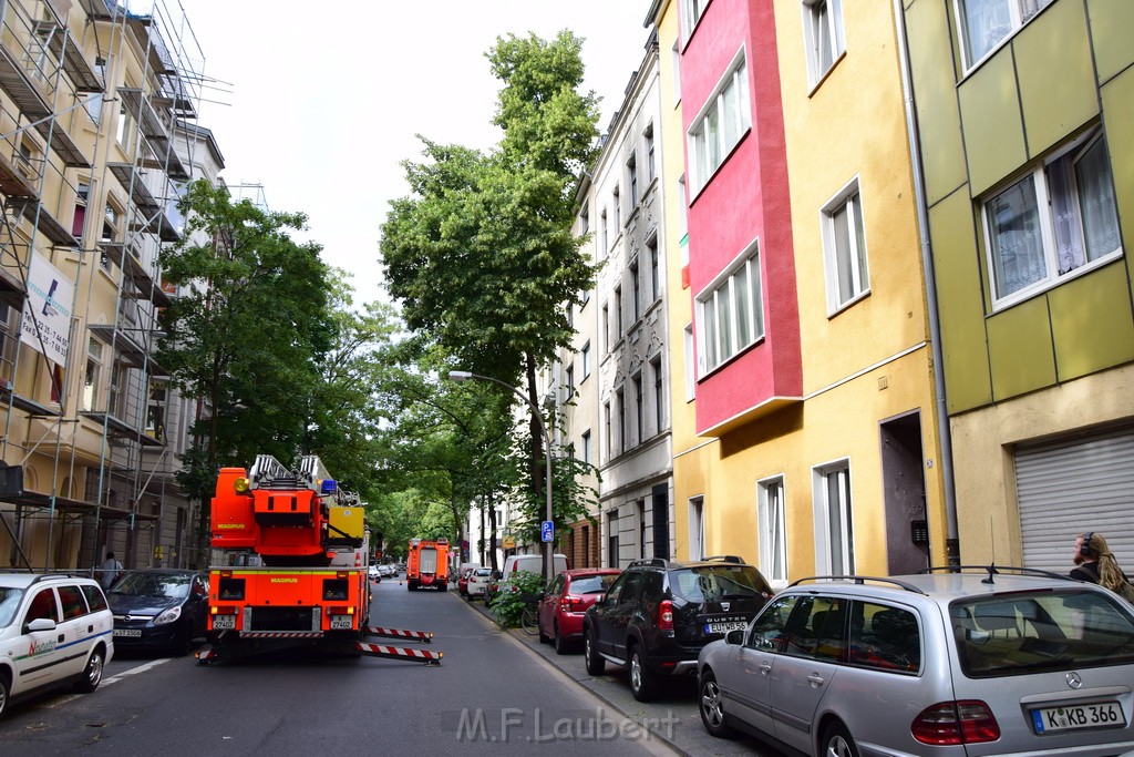 Einsatz BF Baum umgestuerzt Koeln Kalk Eythstr P29.JPG - Miklos Laubert